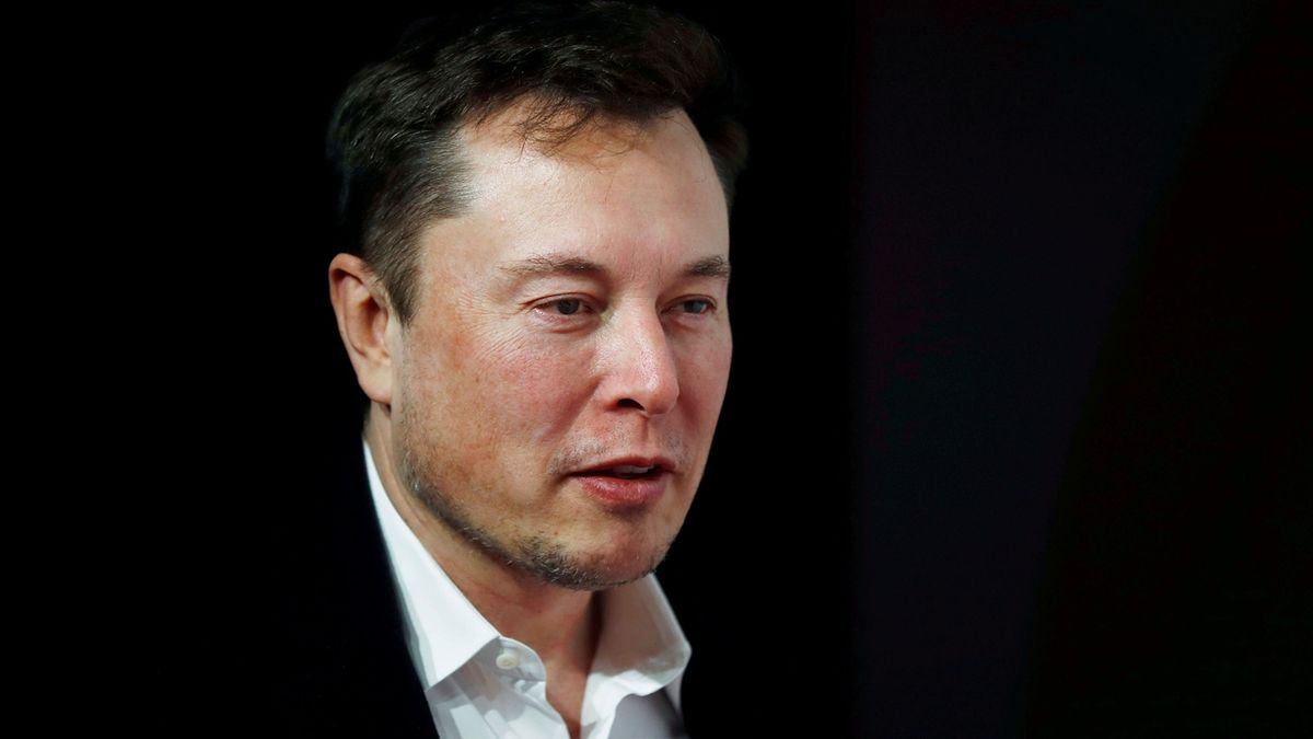 Musk prodal za miliardu dolarů další akcie Tesly